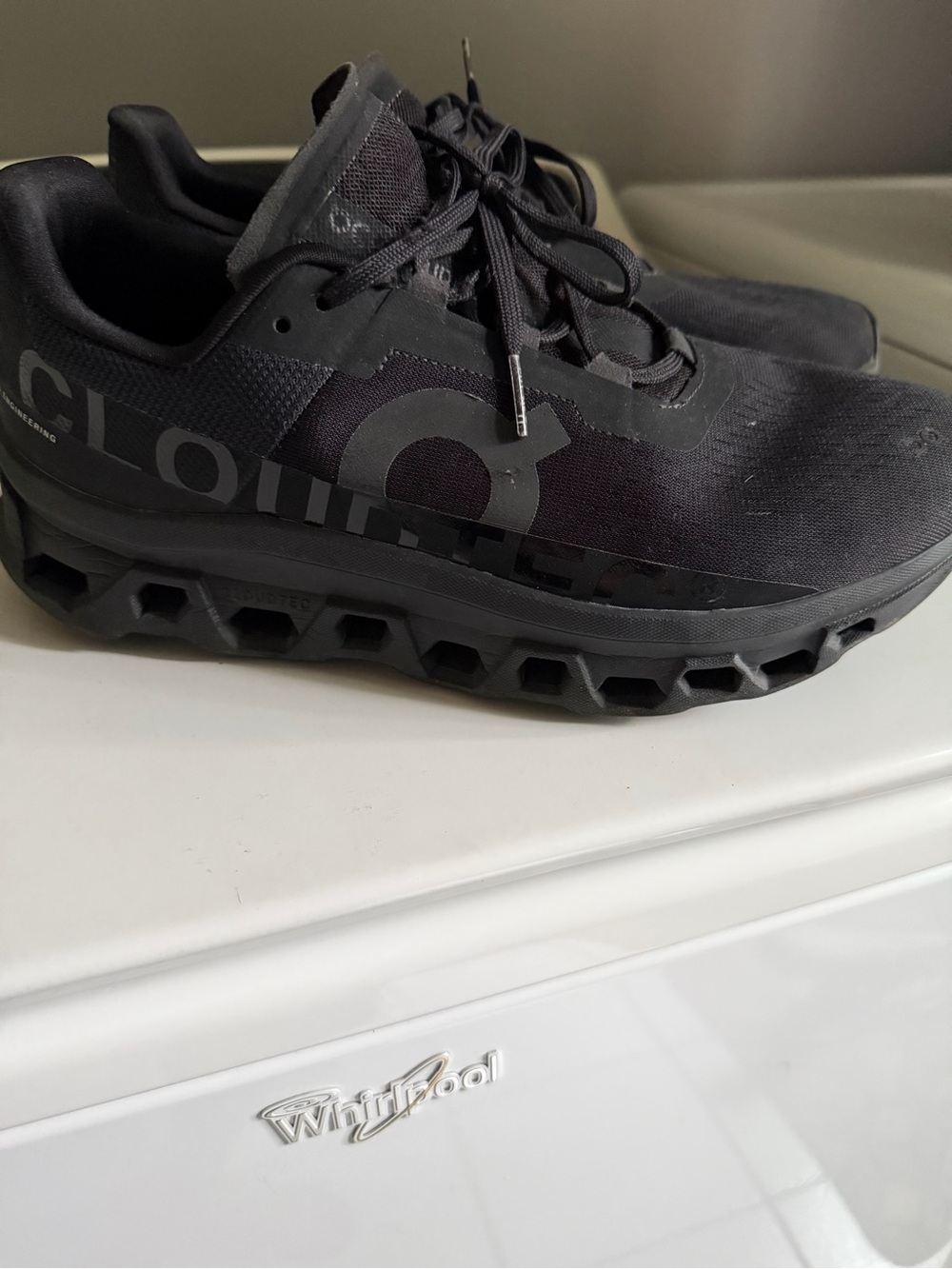 Men’s ON Cloudmonster size 10— Black
